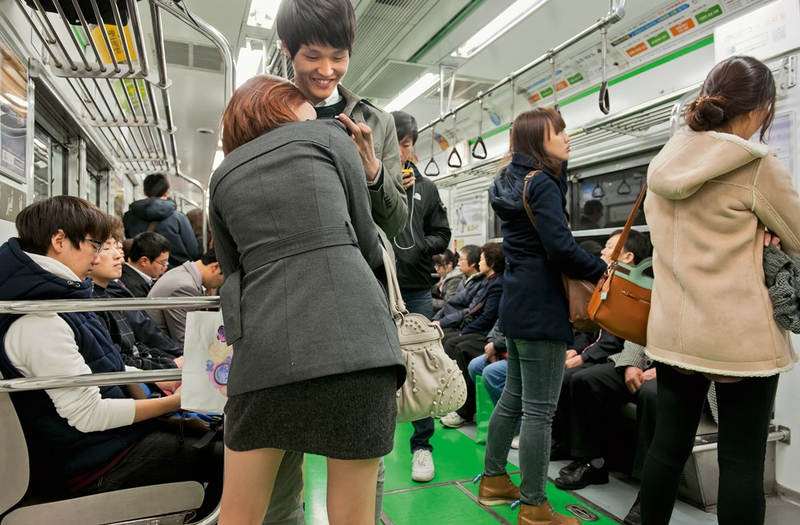 Illustration for article titled Gripping Photos Capture the Mirror Worlds of North and South Korea